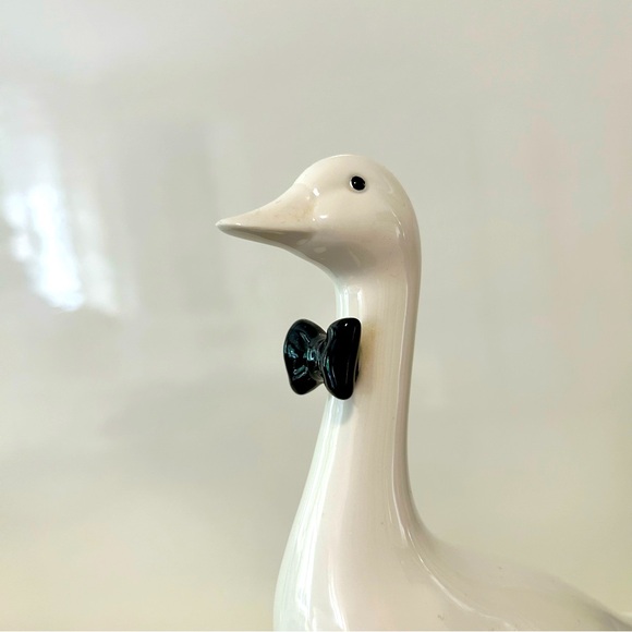Vintage porcelain white duck with bow tie - Picture 3 of 8